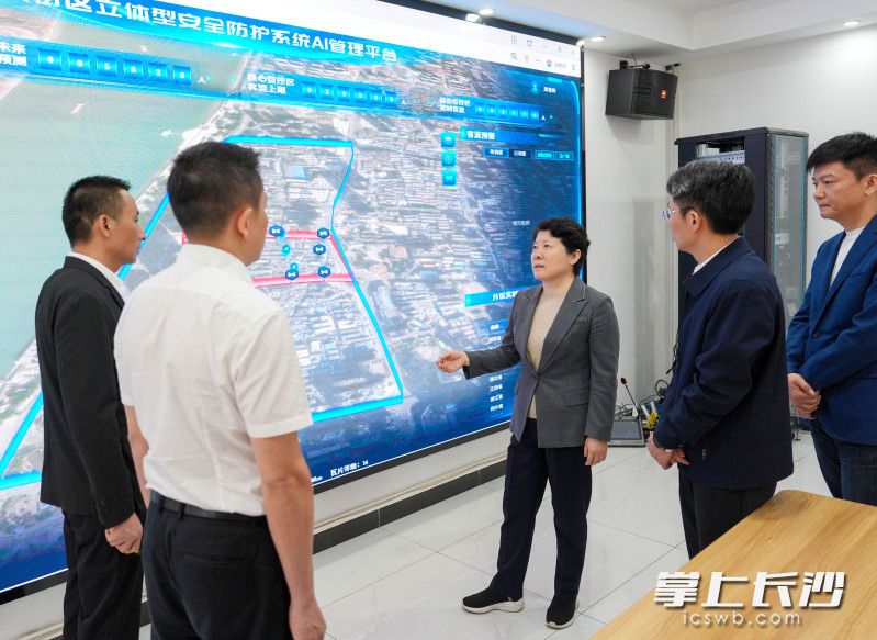 吴桂英在潮宗街历史文化街区检查大客流疏导、安全管理及风险防控工作。 均为长沙晚报全媒体记者 郭雨滴 摄 吴桂英在潮宗街历史文化街区检查大客流疏导、安全管理及风险防控工作。 均为长沙晚报全媒体记者 郭雨滴 摄