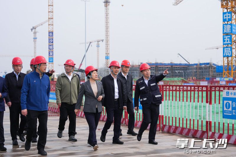 4月4日,省委常委、市委书记吴桂英检查安全生产和社会稳定工作,来到长沙奥体中心项目现场。 4月4日,省委常委、市委书记吴桂英检查安全生产和社会稳定工作,来到长沙奥体中心项目现场。