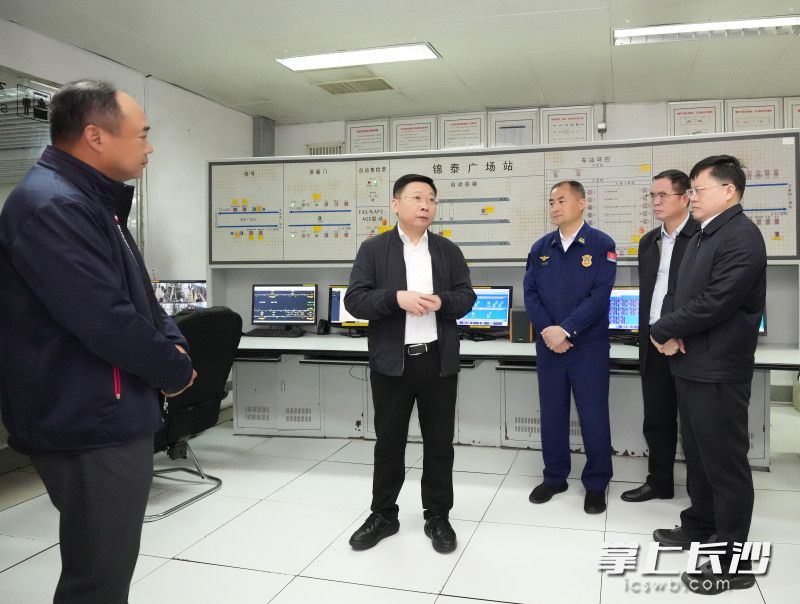 陈博彰在地铁2号线锦泰广场站检查督导。 陈博彰在地铁2号线锦泰广场站检查督导。