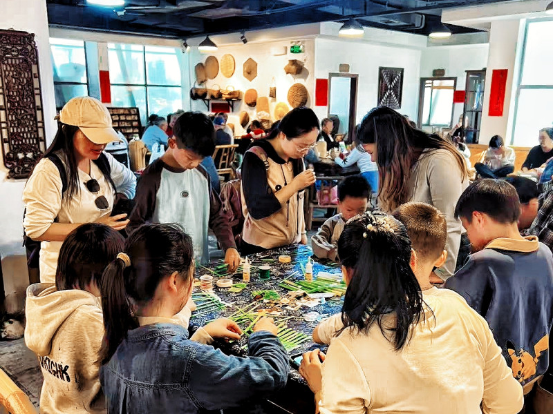 在烈士公园朝晖楼茶馆,游客因竹编而聚,共赴春日之约。 在烈士公园朝晖楼茶馆,游客因竹编而聚,共赴春日之约。