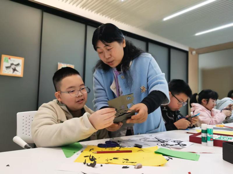 位于天心区文源街道状元坡社区的长沙非遗馆海彣分馆内,在剪纸、做香囊等传统工艺的传承中,体验者对节气的理解更加具象化。 位于天心区文源街道状元坡社区的长沙非遗馆海彣分馆内,在剪纸、做香囊等传统工艺的传承中,体验者对节气的理解更加具象化。
