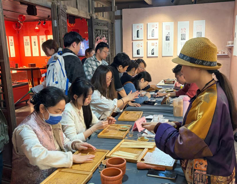 在长沙非遗馆二楼传习空间内,游客与传统来一场亲密接触。 在长沙非遗馆二楼传习空间内,游客与传统来一场亲密接触。