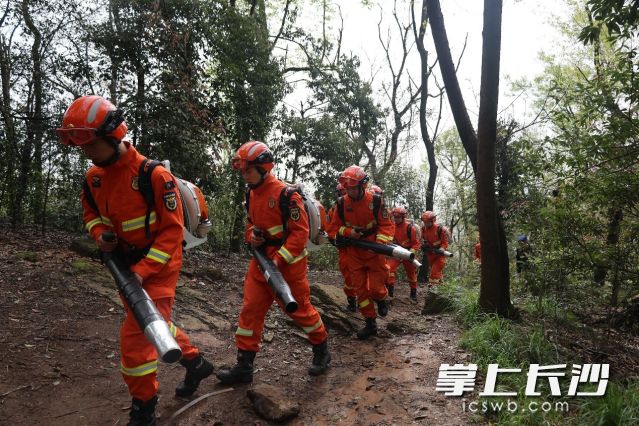 清明节假期，长沙消防救援机动支队全面开启“护航模式”。