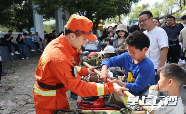 森林灭火宣传“摊点”，成为景区内的“新晋打卡点”。 均为长沙晚报通讯员 桂生 石继文 供图