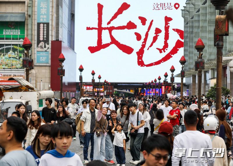 清明假期第二天，坡子街，游客打卡“长沙”。均为长沙晚报全媒体记者 董阳 摄