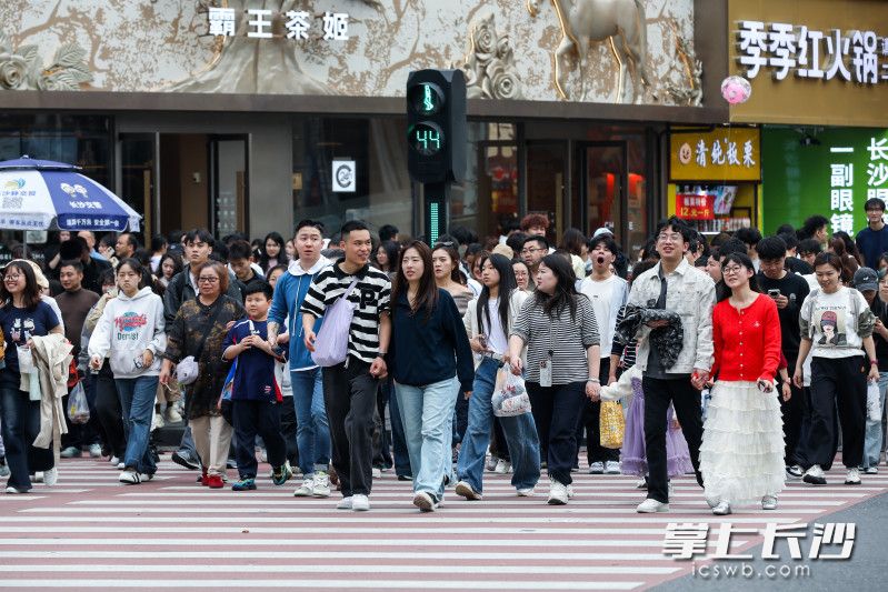 行人过斑马线。