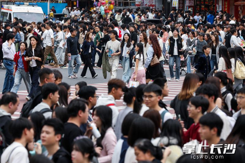 五一商圈人流如织。