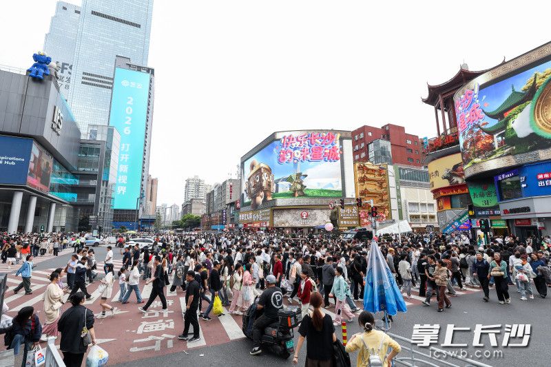 五一商圈人流如织。