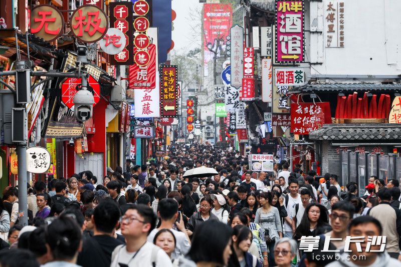 太平老街人流如织。