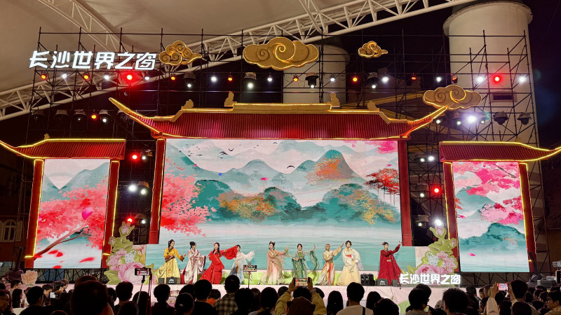 夜间花朝如约踏春晚会等活动，让游客昼夜均可畅玩。长沙晚报全媒体记者 佘倩文 摄