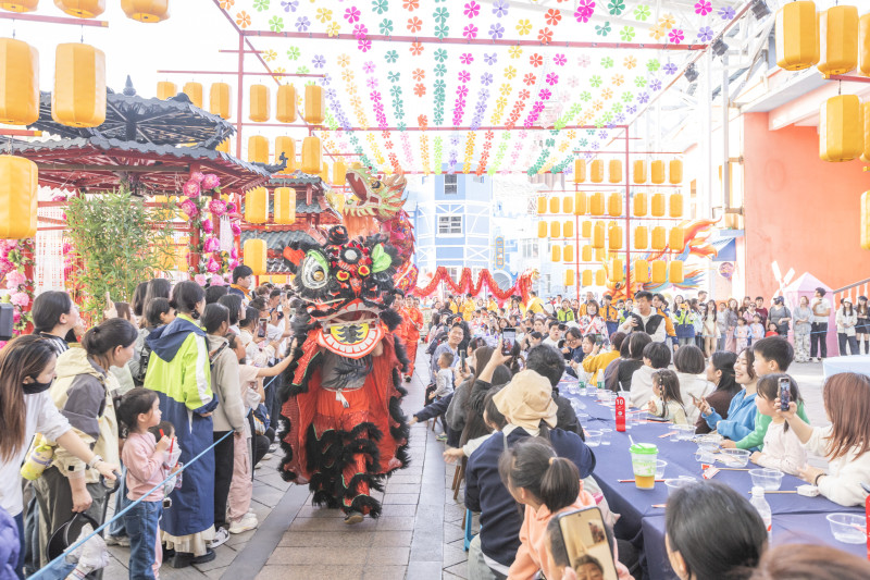 百米花街长桌寒食宴上，各类民俗表演轮番上演。