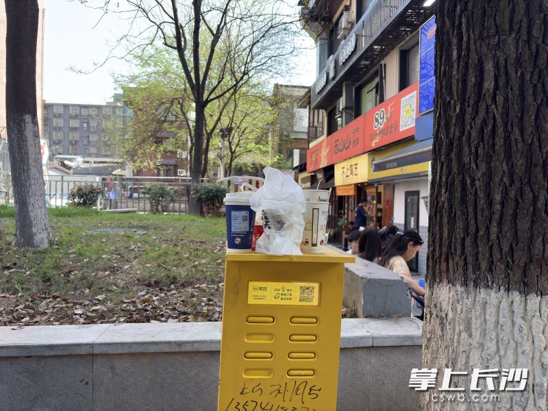公用设施成了“垃圾点”。图片均为长沙晚报全媒体记者 徐媛 实习生 周洁 摄