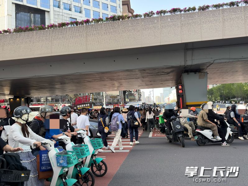 红绿灯成了摆设。