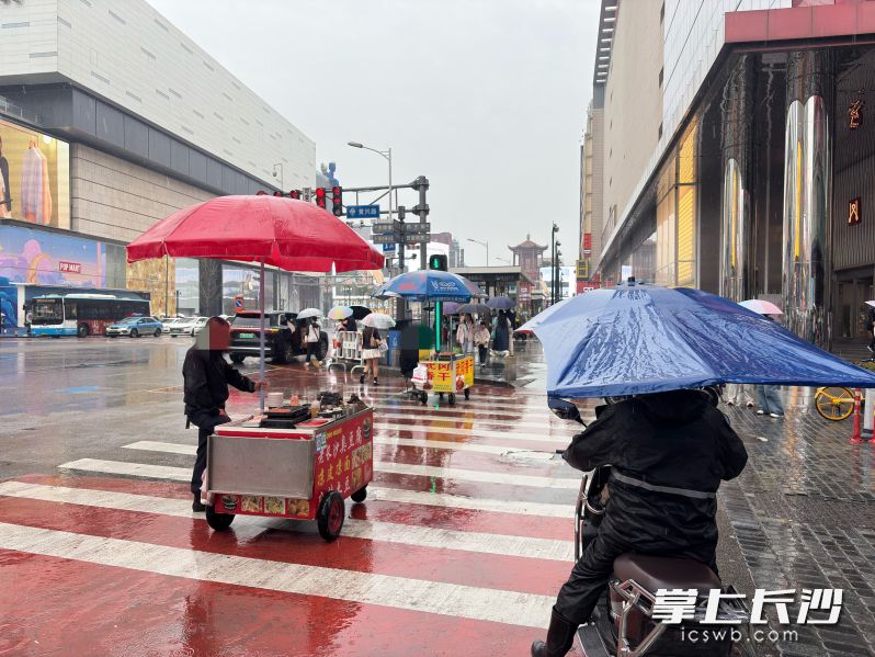 小吃摊占道斑马线。
