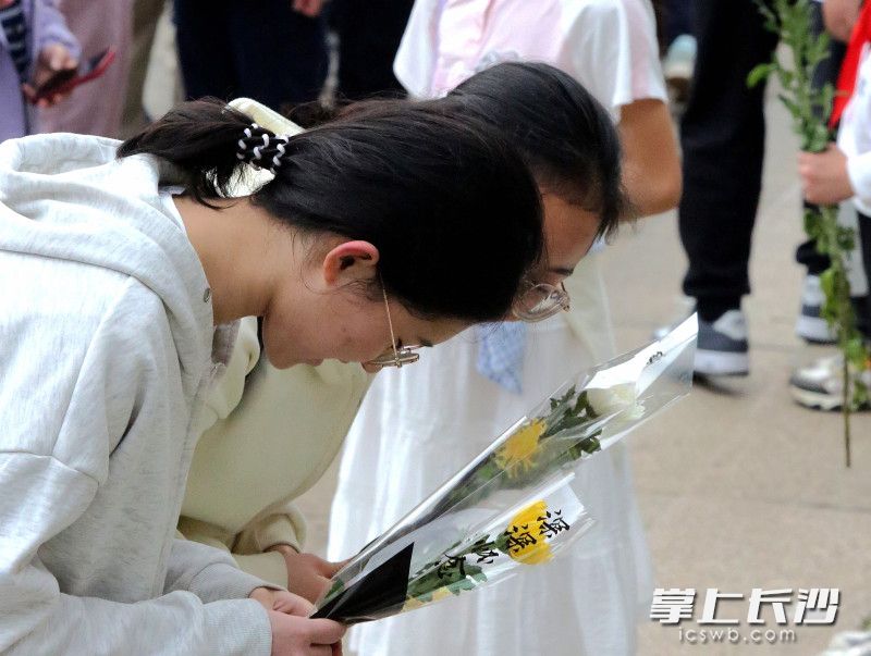 市民向烈士鞠躬。