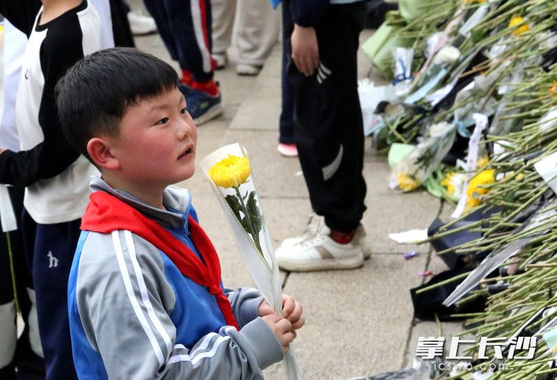 一位少年在烈士塔下沉思。