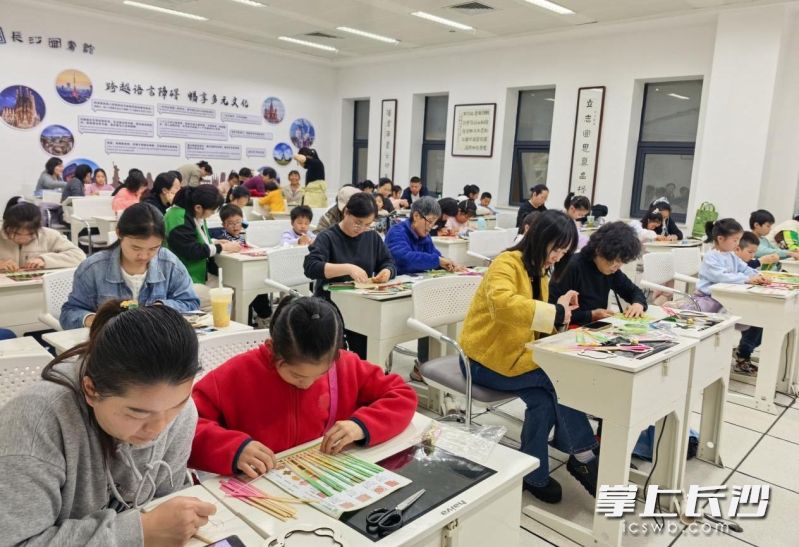 读者参加活动。