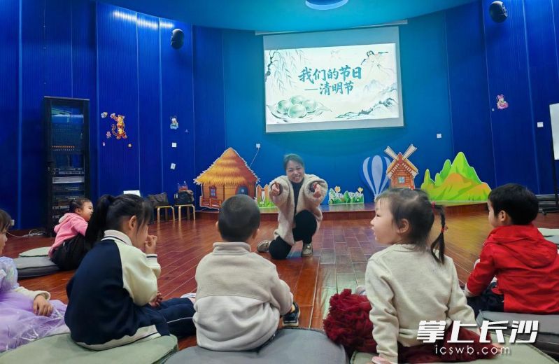 小朋友参加故事会。 均为长沙图书馆供图