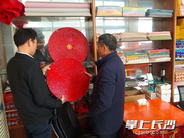 工作人员正进行逐户巡查，现场排查消除安全隐患。  均为长沙晚报通讯员供图