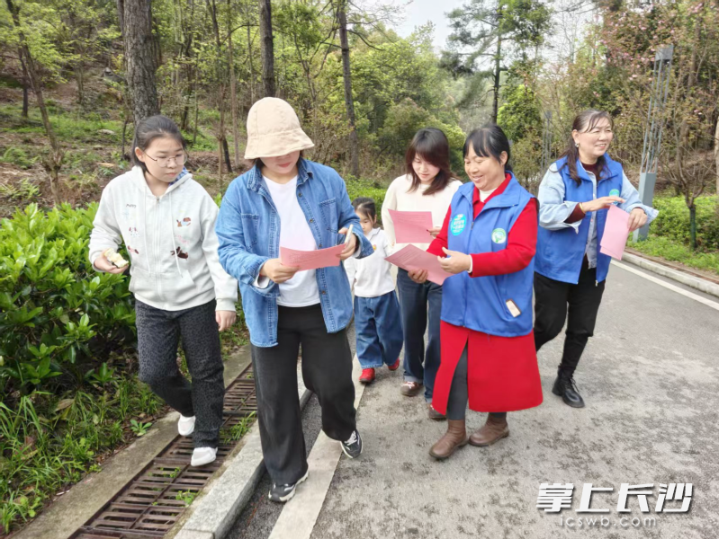 宁乡市环保志愿者协会的志愿者化身文明使者，向踏青的市民发放宣传册。 均为长沙晚报全媒体记者张禹摄
