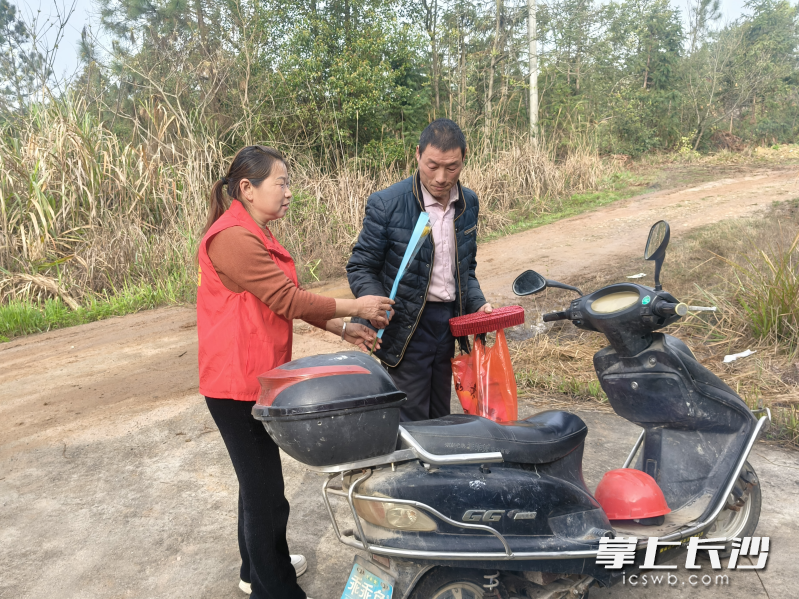 志愿者用鲜花兑换祭祀用品。