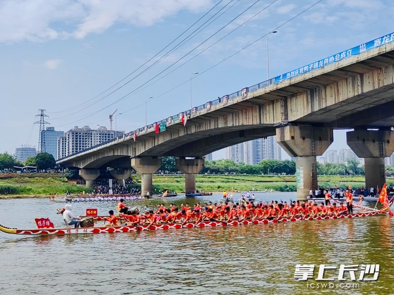 浏阳河鸭子铺段沿线居民素有划龙舟的传统。