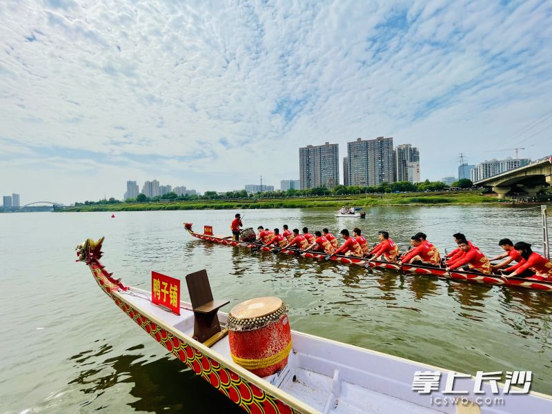去年，开福区鸭子铺龙舟协会和防汛救援队成立，在鸭子铺浏阳河第八湾段举办龙舟表演赛。 均为长沙晚报全媒体记者李卓摄
