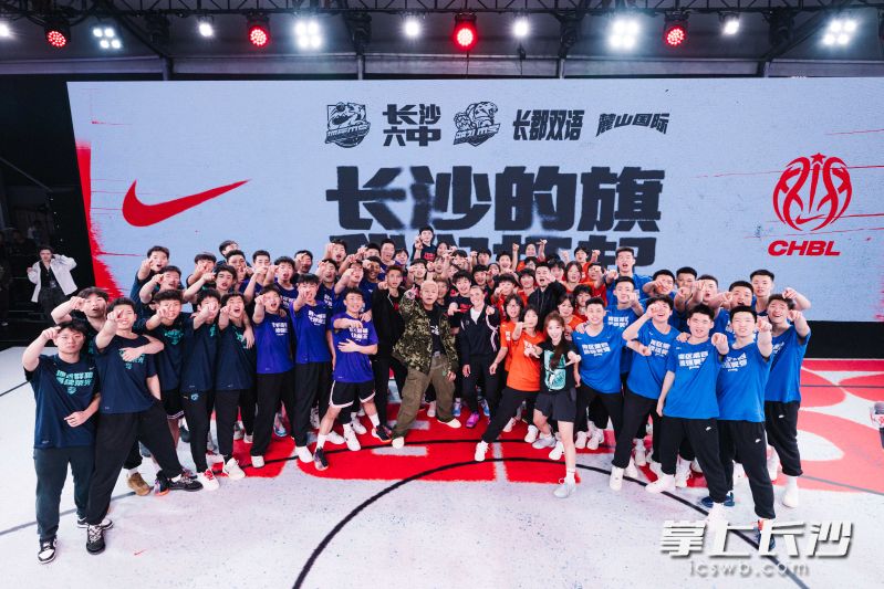 萨布丽娜以特别嘉宾身份现身耐高长沙助威行动，与五支队伍一起合影。 主办方供图