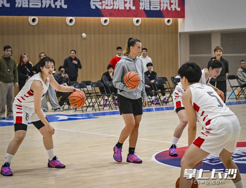 萨布丽娜指导雅礼女篮训练。  除另注明外均为长沙晚报全媒体记者余劭劼摄