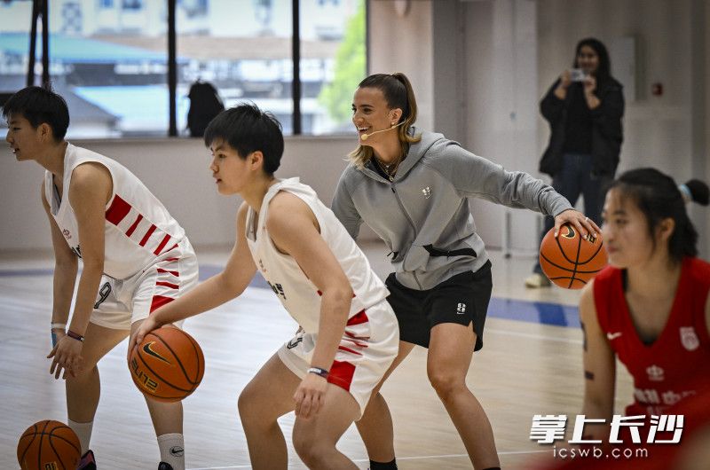 萨布丽娜和雅礼女篮的队员们一起训练。