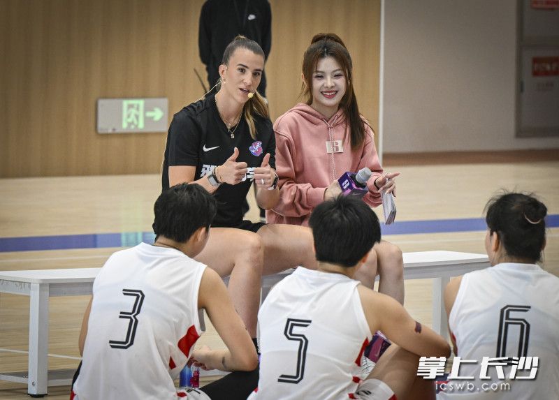 萨布丽娜传授自己的篮球经验。