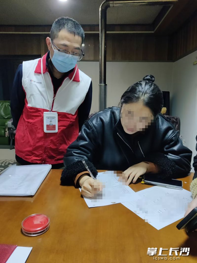 张瑞兰家人在其捐献确认表上签字。