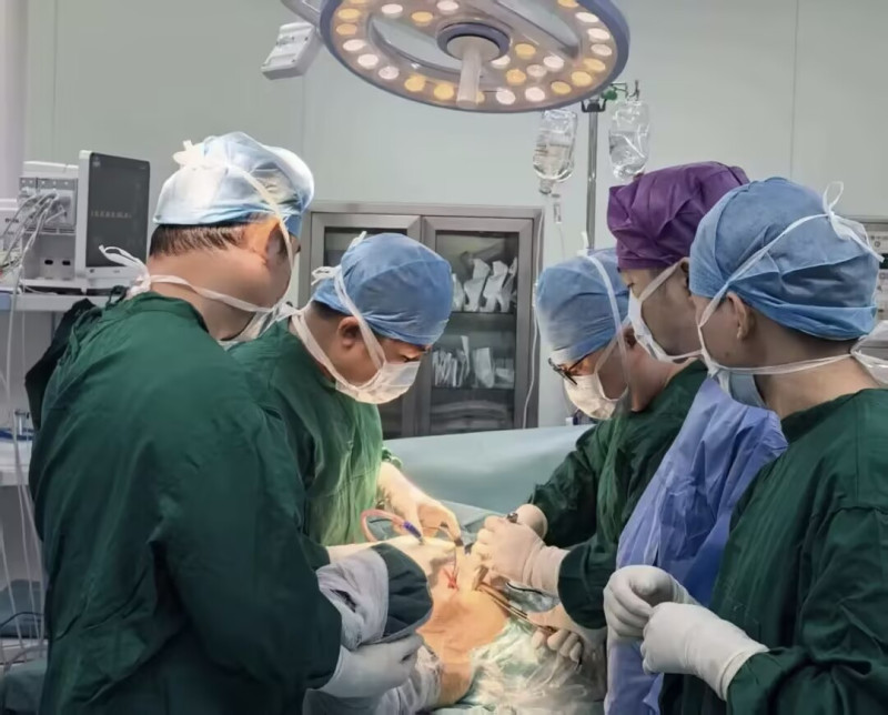 长沙市第四医院骨科六病区团队为患者开展髋关节置换手术。长沙晚报通讯员 王姣 李东鹏 供图