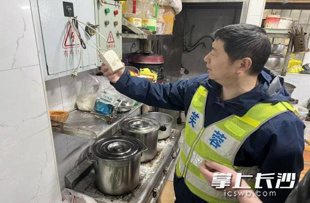 网格员正在进行隐患排查。  长沙晚报通讯员 张柳杉 供图