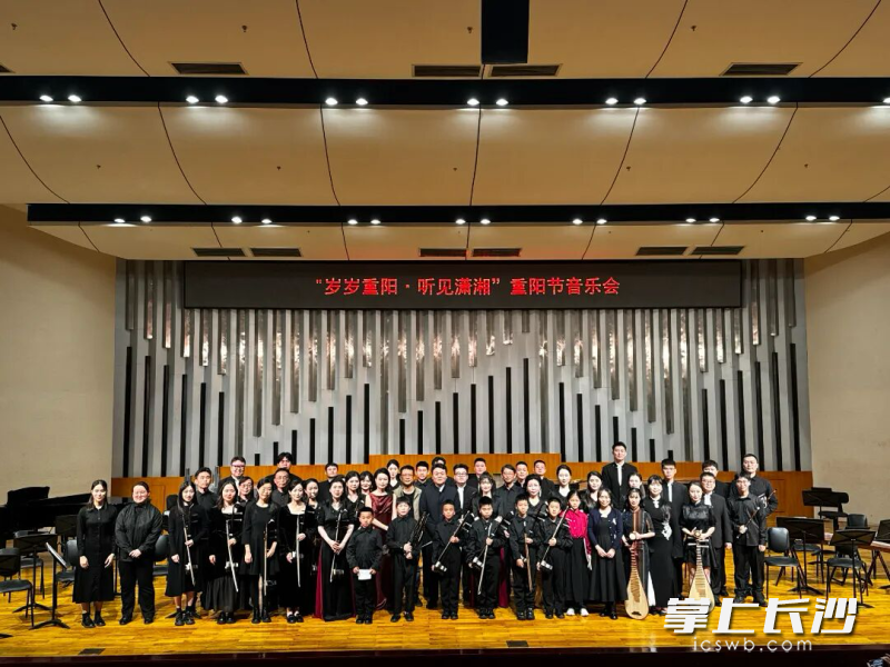 社团演出合影。
