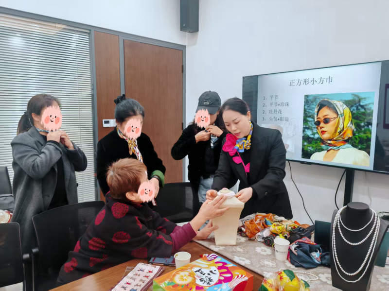 工作人员在帮助客户体验手工艺。