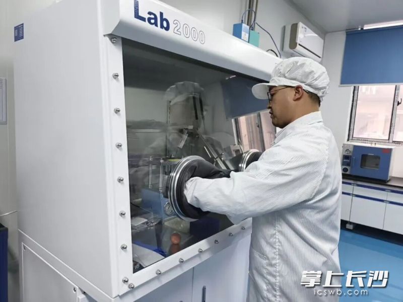 湖南丰日电源电气股份有限公司车间内，工作人员操作实验仪器。 浏阳经开区供图