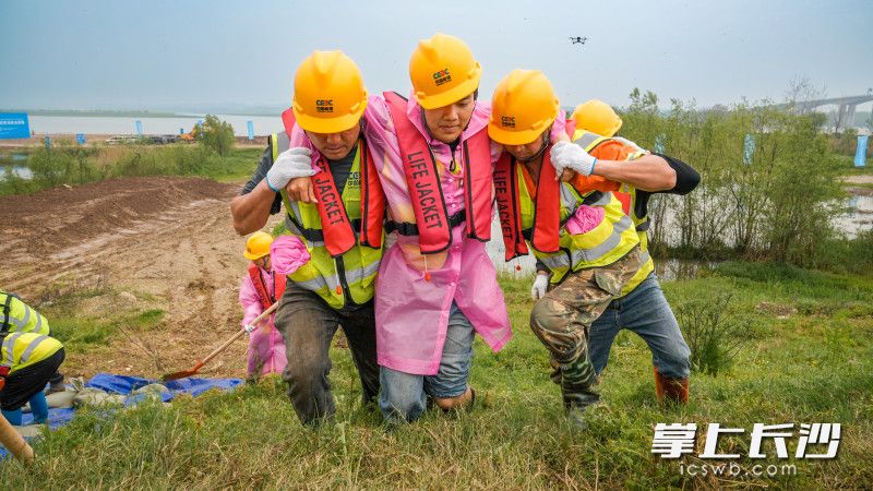 工人摔倒受伤现场抢救演练。