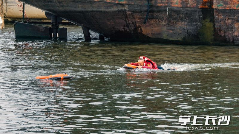 智能救生担架快速救援落水人员。