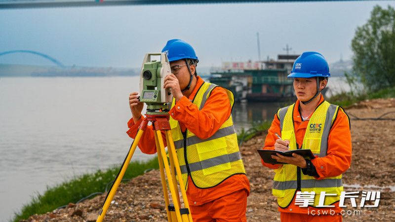 防汛演练中，工作人员现场勘测。