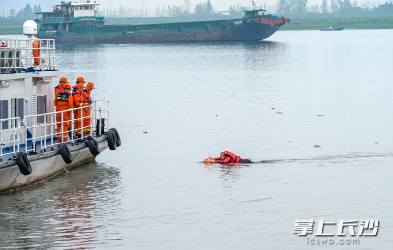 国家水上应急救援长沙队配备智能救生圈与智能救生担架，智能救生圈可遥控精准施救。 均为长沙晚报全媒体记者陈飞摄