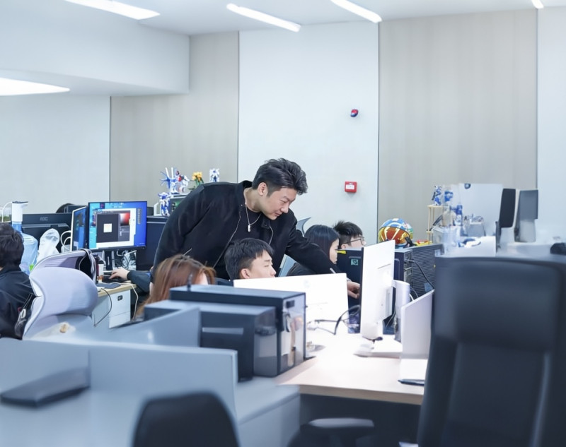 侯添乐（站立者）和同事在一起研究工作。长沙晚报通讯员 周达 供图