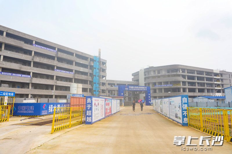 湖南师大附中大泽湖校区初中部已完成全部主体结构施工。 长沙晚报全媒体记者 邹麟 摄 湖南师大附中大泽湖校区初中部已完成全部主体结构施工。 长沙晚报全媒体记者 邹麟 摄