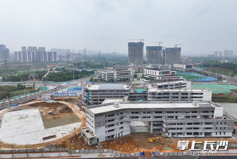 湖南师大附中大泽湖校区初中部已完成全部主体结构施工,目前正全力推进装修工程,预计今年6月正式移交给校方。 长沙晚报全媒体记者 邹麟 摄 湖南师大附中大泽湖校区初中部已完成全部主体结构施工,目前正全力推进装修工程,预计今年6月正式移交给校方。 长沙晚报全媒体记者 邹麟 摄