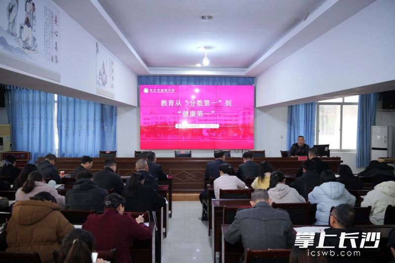 近日，长沙市实验中学党委书记、教育集团总校长肖建军率领20人名师团队，第五次奔赴洪江市黔阳一中。 均为长沙晚报通讯员刘懿夫摄