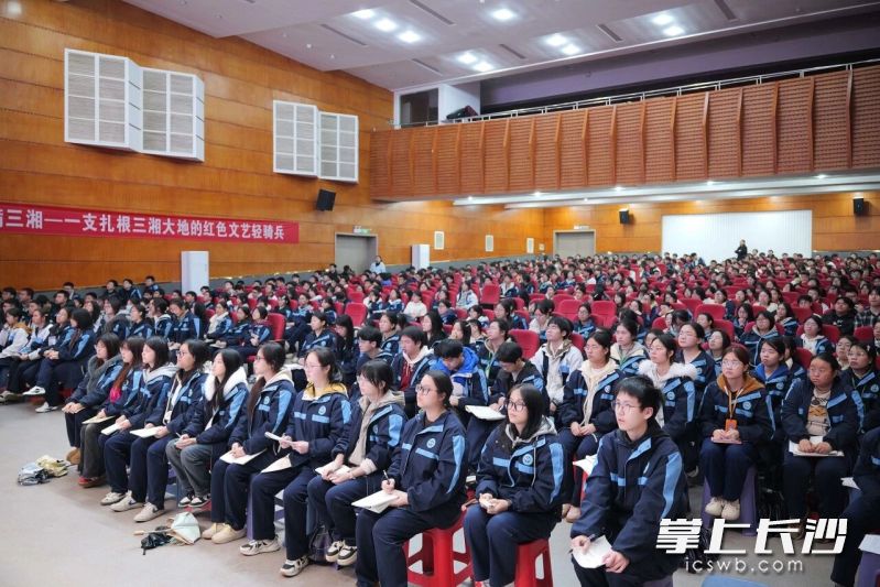 心理教师熊雪琳则面向高二学生，作《科学用脑，穿越高原》专题分享。