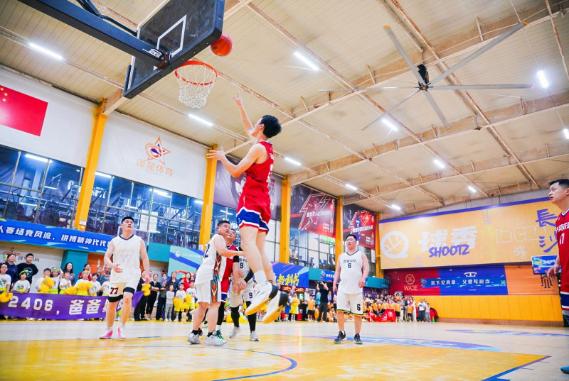 篮球场上，一位爸爸正在投篮。均为长沙晚报通讯员 邓婕 供图