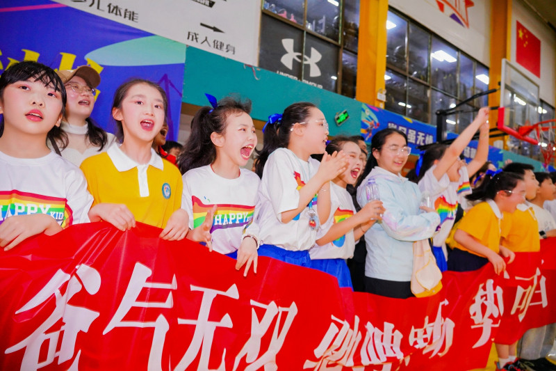 孩子们都是啦啦队员，给爸爸们加油鼓劲。