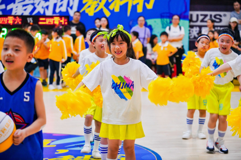 比赛间隙，孩子们带来了精彩的才艺展示和啦啦操。
