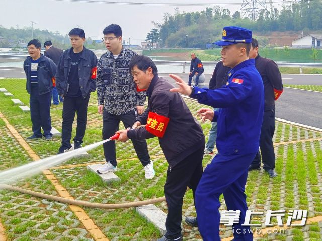 参与人员正在操作消防器材。